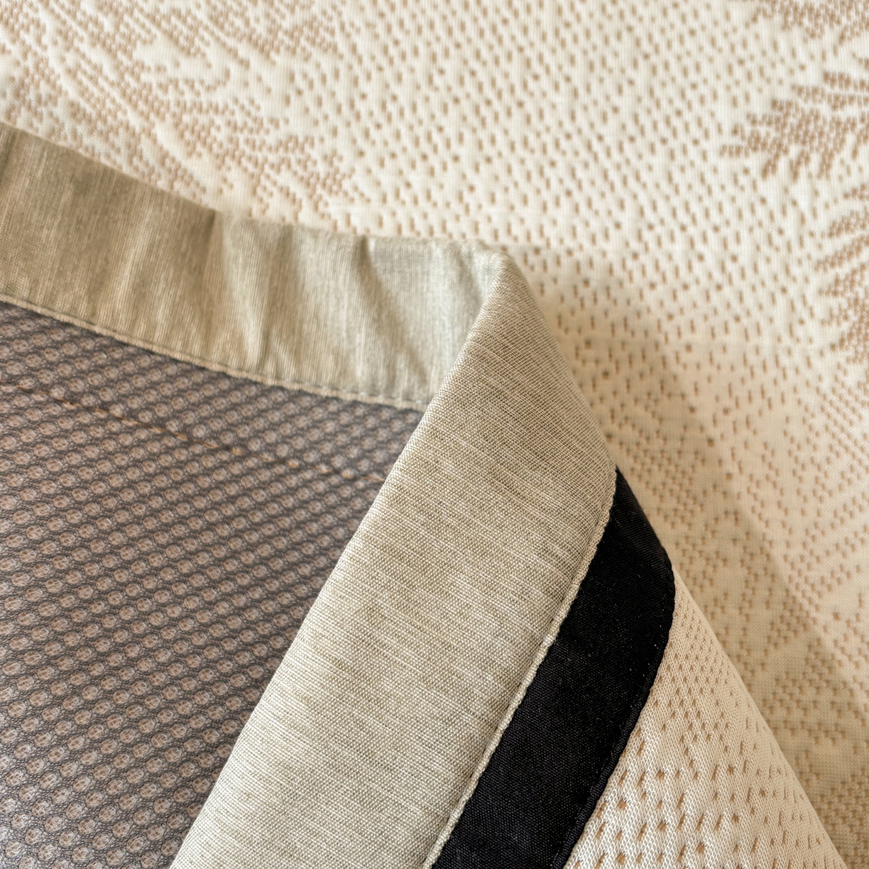 91家纺网 家纺一手货源 找家纺 雅居纺家纺 2026新款A类加厚三明治底黑边PE凉感席 枫叶-卡其