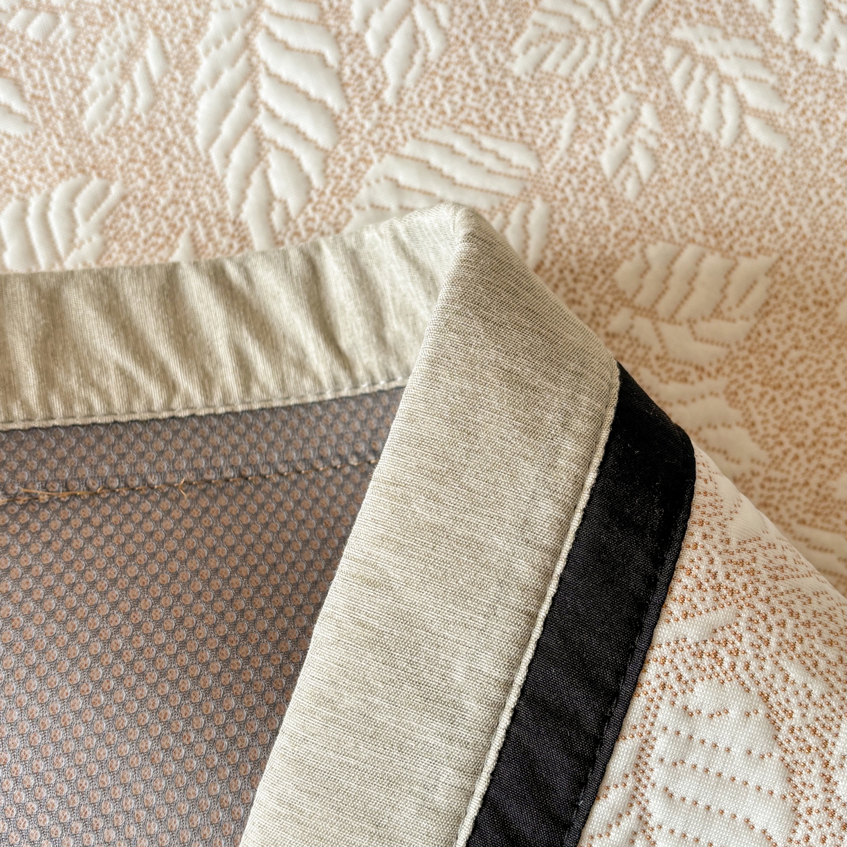 91家纺网 家纺一手货源 找家纺 雅居纺家纺 2026新款A类加厚三明治底黑边PE凉感席 叶韵-卡其