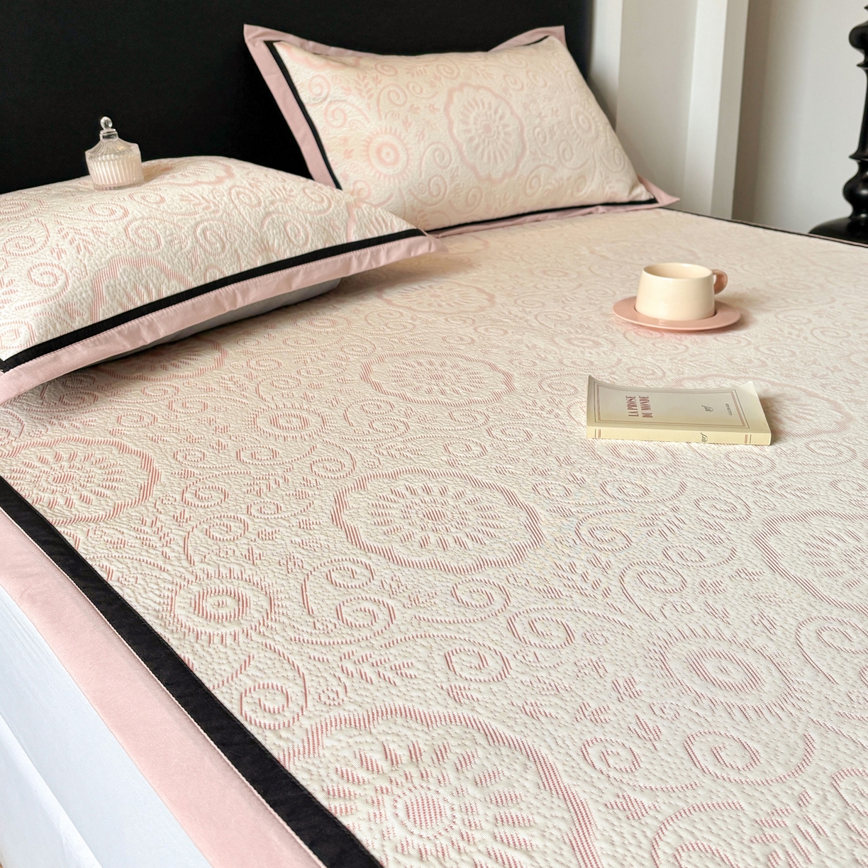 91家纺网 家纺一手货源 找家纺 雅居纺家纺 2026新款A类加厚三明治底黑边PE凉感席 圆舞-粉