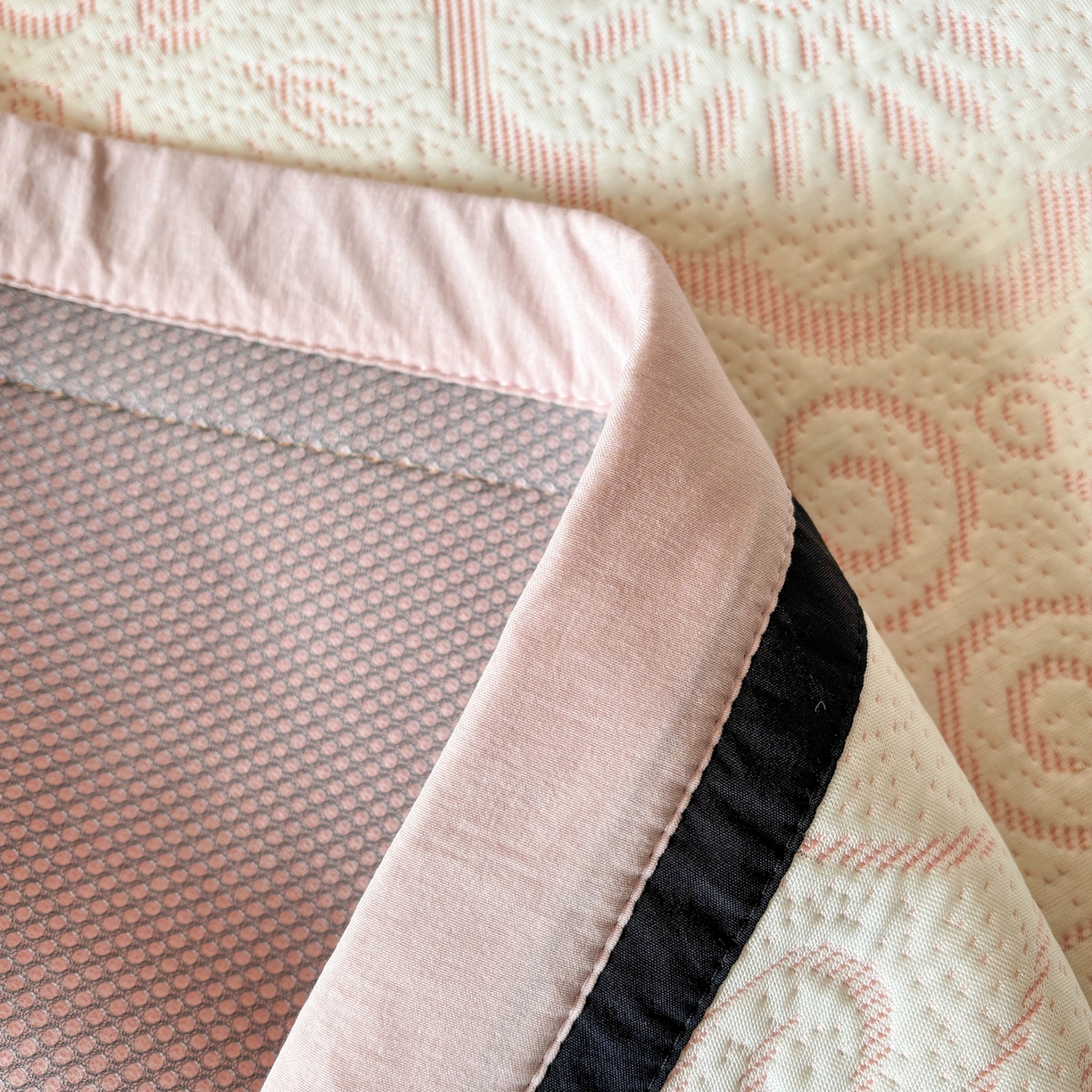 91家纺网 家纺一手货源 找家纺 雅居纺家纺 2026新款A类加厚三明治底黑边PE凉感席 圆舞-粉