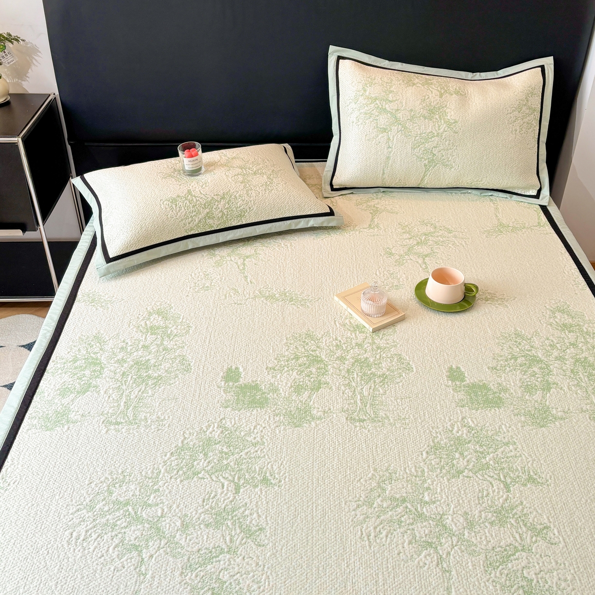 91家纺网 家纺一手货源 找家纺 雅居纺家纺 2026新款A类加厚三明治底黑边PE凉感席 梦影-绿