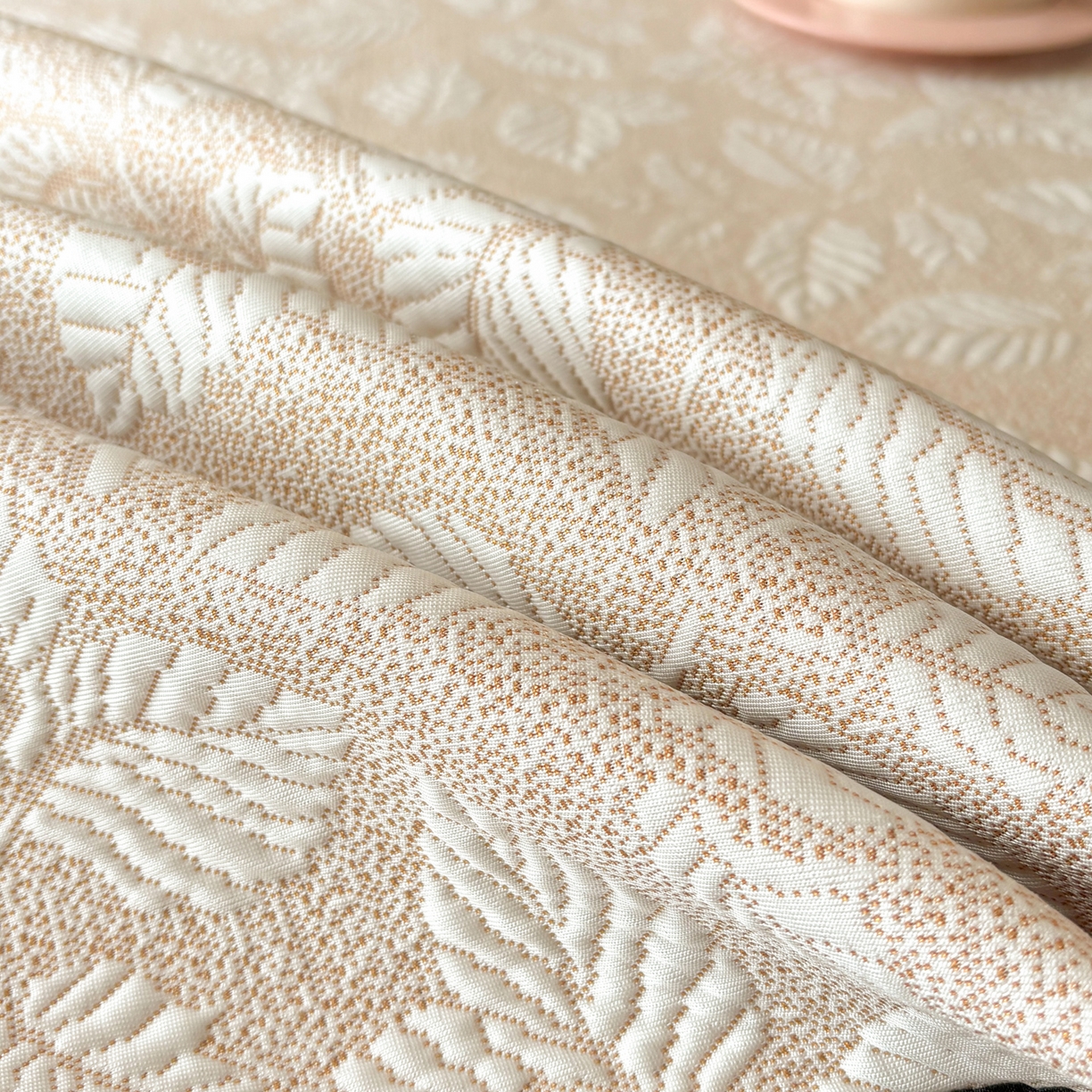 91家纺网 家纺一手货源 找家纺 雅居纺家纺 2026新款A类加厚三明治底黑边PE凉感席 叶韵-卡其