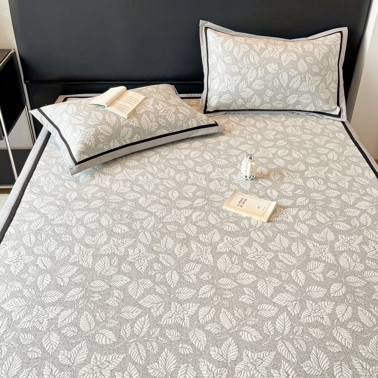 91家纺网 家纺一手货源 找家纺 雅居纺家纺 2026新款A类加厚三明治底黑边PE凉感席 叶韵-灰