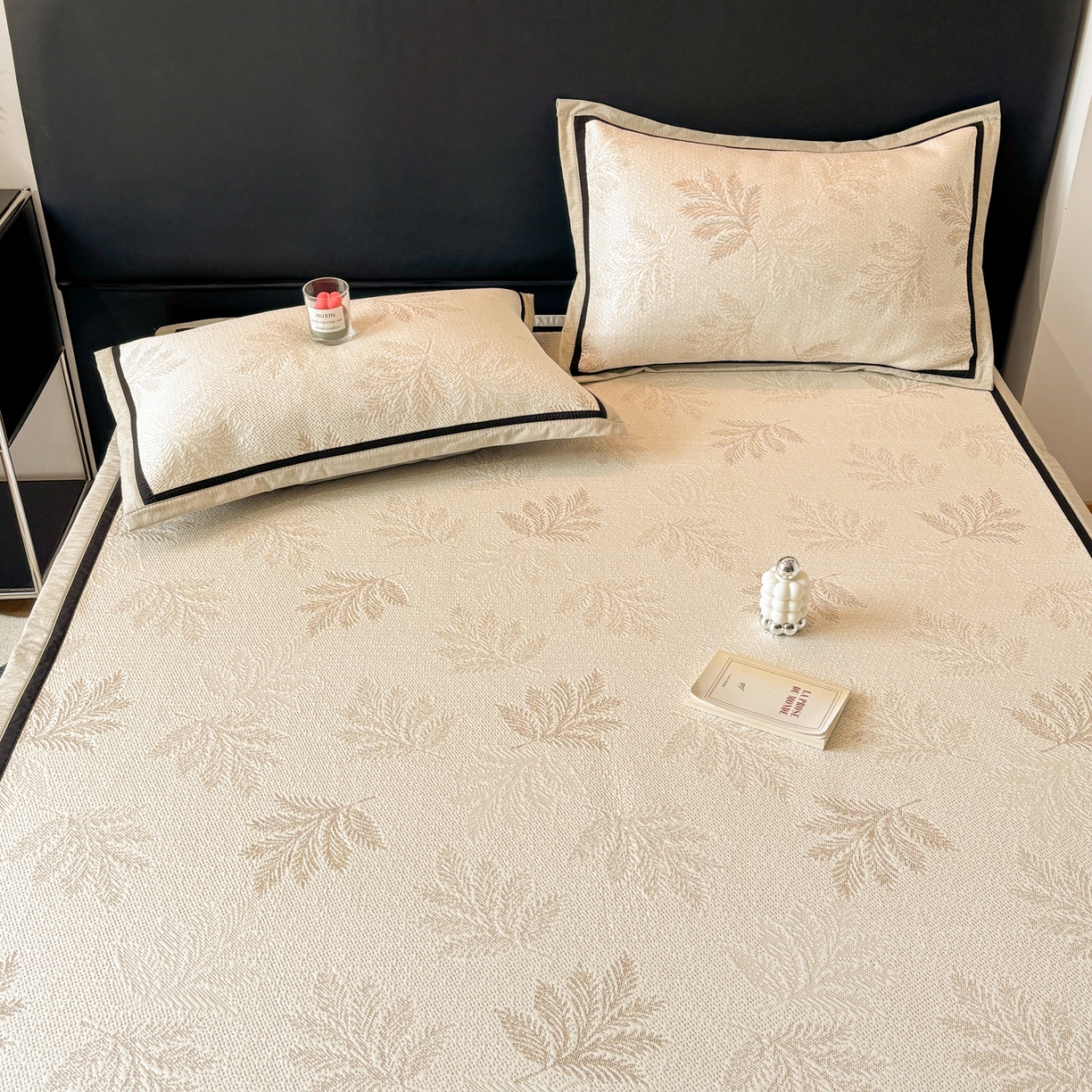 91家纺网 家纺一手货源 找家纺 雅居纺家纺 2026新款A类加厚三明治底黑边PE凉感席 枫叶-卡其