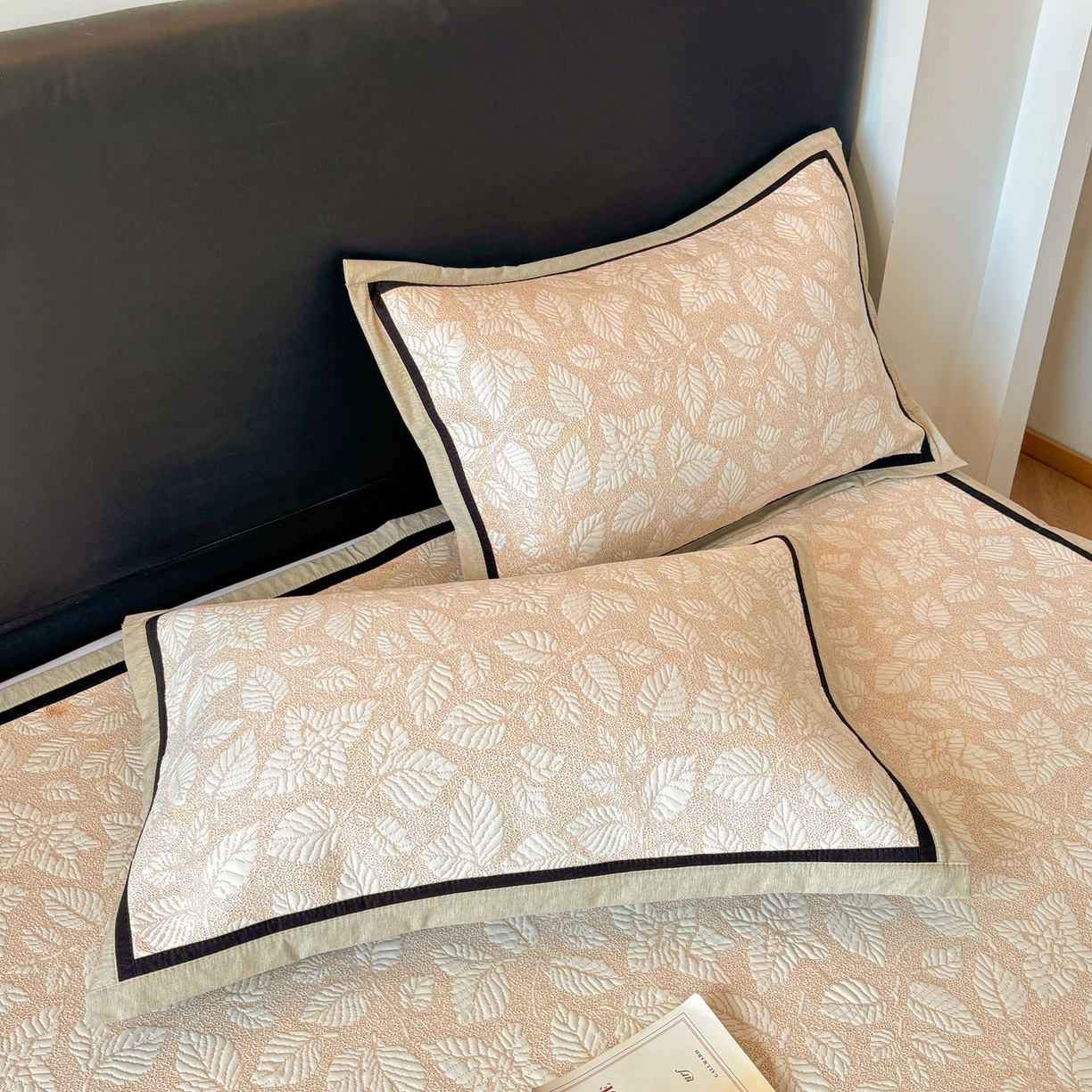 91家纺网 家纺一手货源 找家纺 雅居纺家纺 2026新款A类加厚三明治底黑边PE凉感席 叶韵-卡其