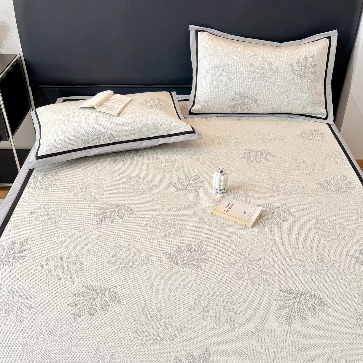 91家纺网 家纺一手货源 找家纺 雅居纺家纺 2026新款A类加厚三明治底黑边PE凉感席 枫叶-灰