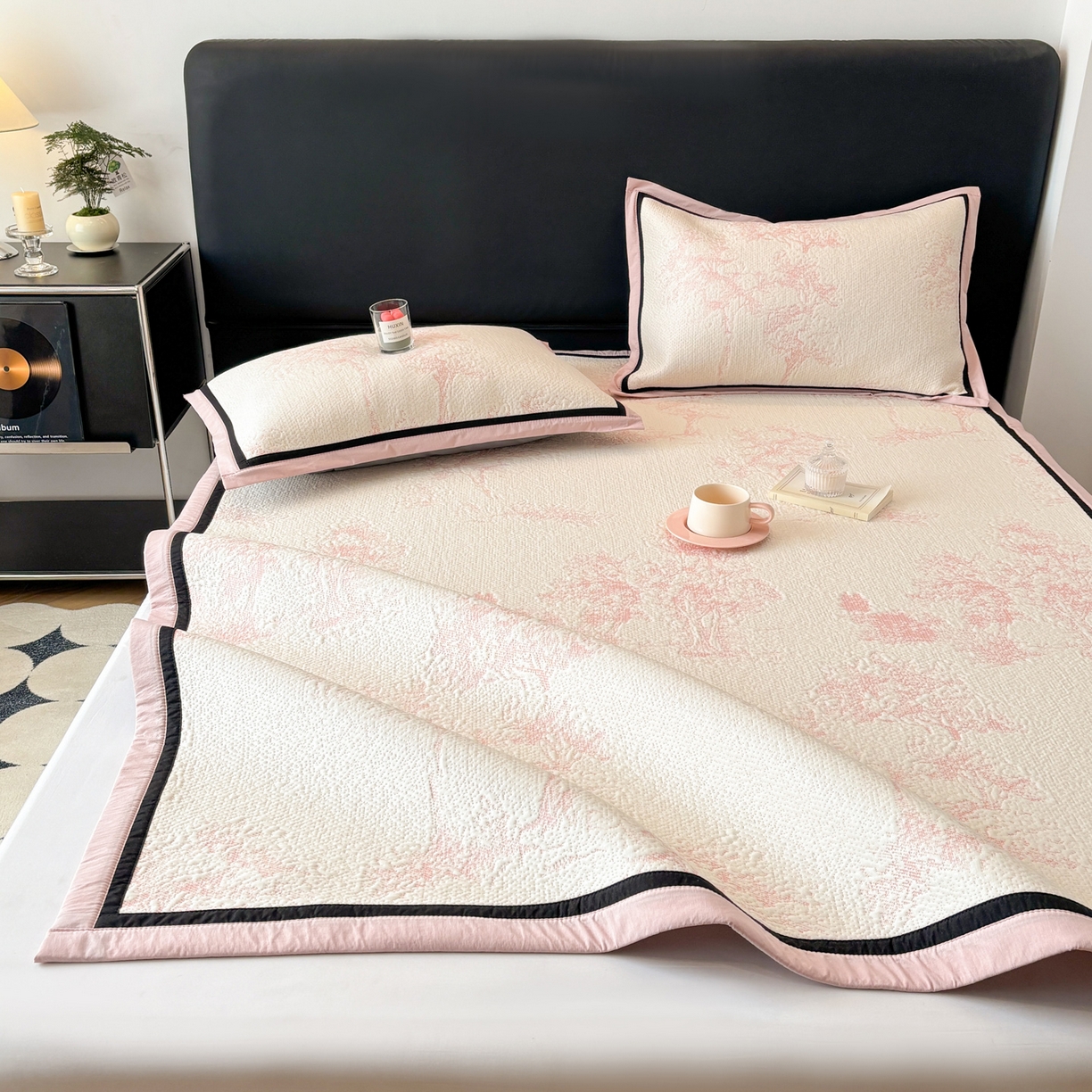 91家纺网 家纺一手货源 找家纺 雅居纺家纺 2026新款A类加厚三明治底黑边PE凉感席 梦影-粉