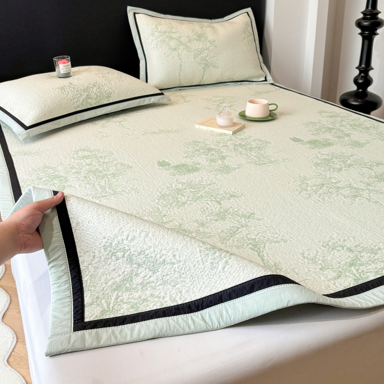 91家纺网 家纺一手货源 找家纺 雅居纺家纺 2026新款A类加厚三明治底黑边PE凉感席 梦影-绿