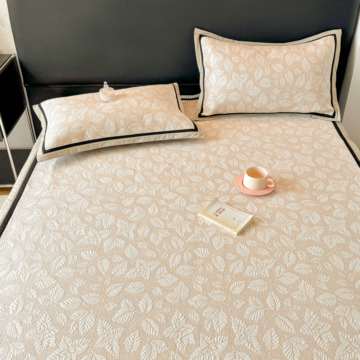 91家纺网 家纺一手货源 找家纺 雅居纺家纺 2026新款A类加厚三明治底黑边PE凉感席 叶韵-卡其