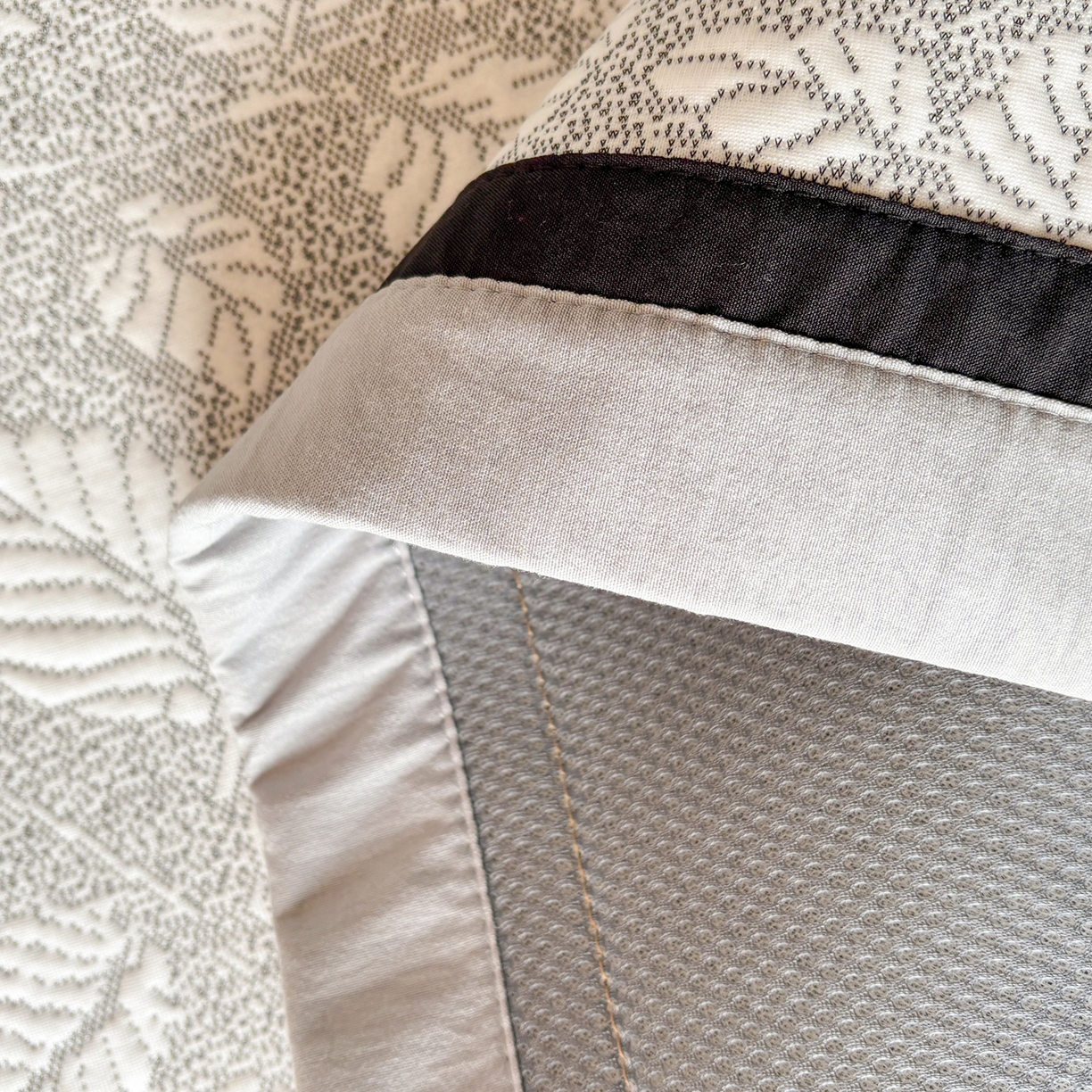 91家纺网 家纺一手货源 找家纺 雅居纺家纺 2026新款A类加厚三明治底黑边PE凉感席 叶韵-灰