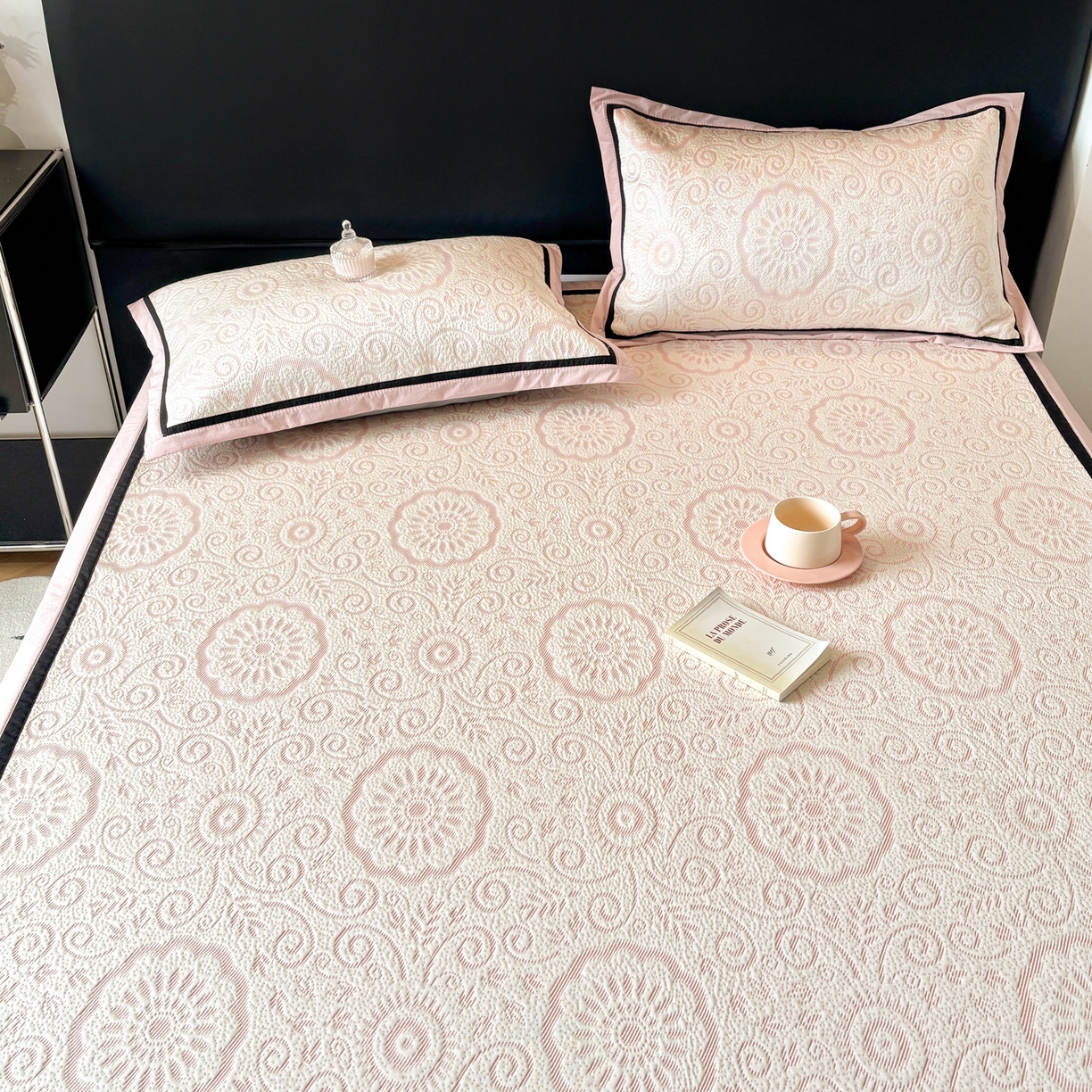 91家纺网 家纺一手货源 找家纺 雅居纺家纺 2026新款A类加厚三明治底黑边PE凉感席 圆舞-粉