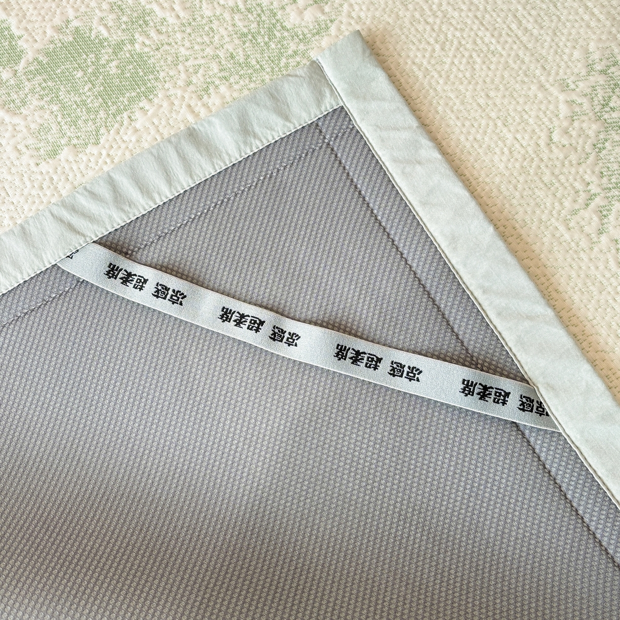 91家纺网 家纺一手货源 找家纺 雅居纺家纺 2026新款A类加厚三明治底黑边PE凉感席 梦影-绿