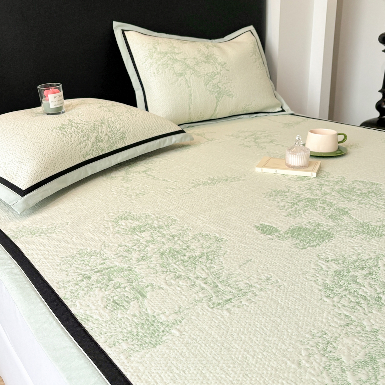 91家纺网 家纺一手货源 找家纺 雅居纺家纺 2026新款A类加厚三明治底黑边PE凉感席 梦影-绿