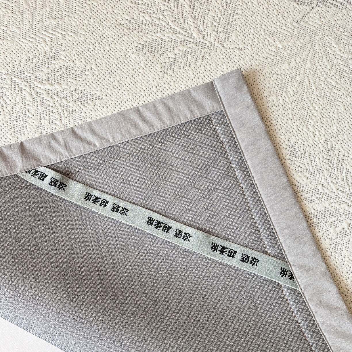 91家纺网 家纺一手货源 找家纺 雅居纺家纺 2026新款A类加厚三明治底黑边PE凉感席 枫叶-灰