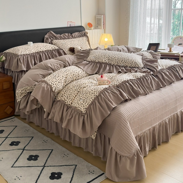 91家纺网 家纺一手货源 找家纺 铠畅 2026新款法式宽边水洗棉泡芙纱床盖款夏被四件套 赫本豹影