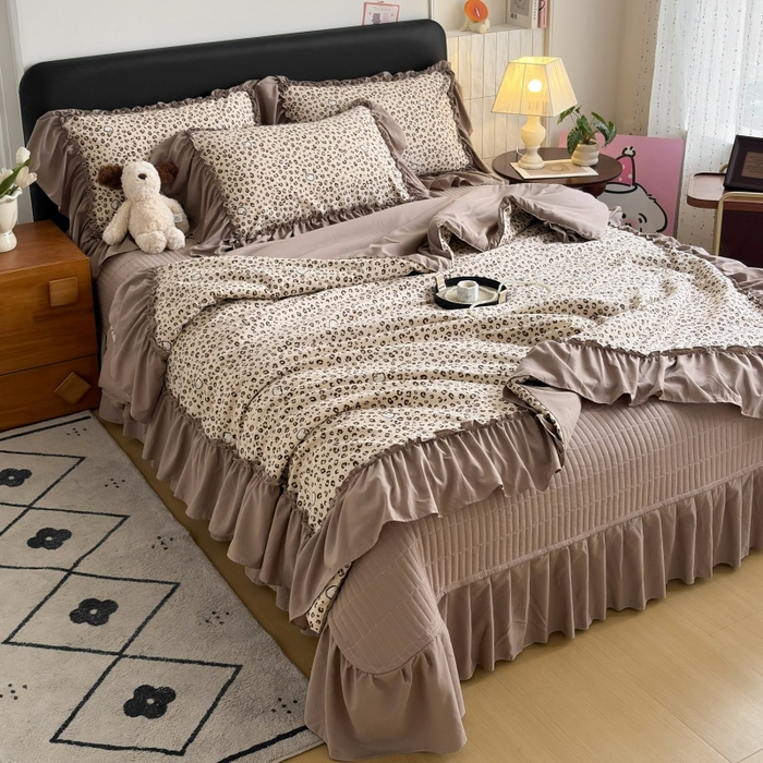 91家纺网 家纺一手货源 找家纺 铠畅 2026新款法式宽边水洗棉泡芙纱床盖款夏被四件套 赫本豹影