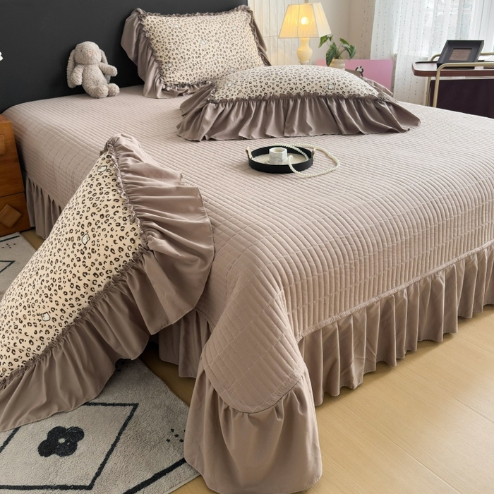 91家纺网 家纺一手货源 找家纺 铠畅 2026新款法式宽边水洗棉泡芙纱床盖款夏被四件套 赫本豹影