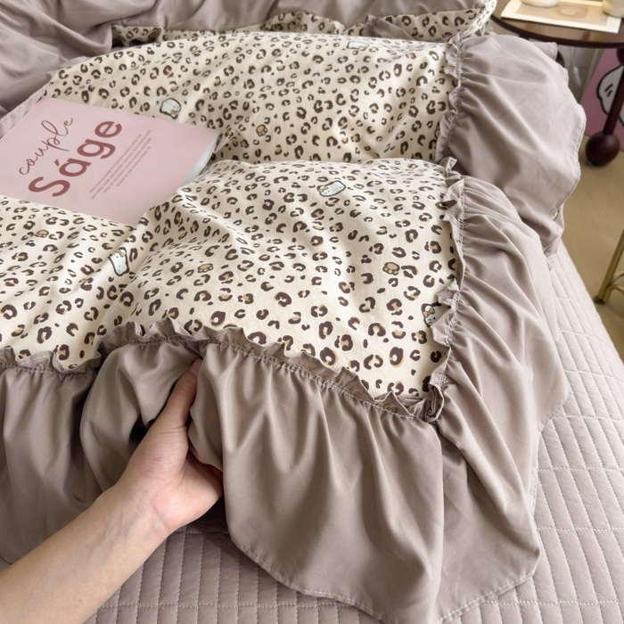 91家纺网 家纺一手货源 找家纺 铠畅 2026新款法式宽边水洗棉泡芙纱床盖款夏被四件套 赫本豹影