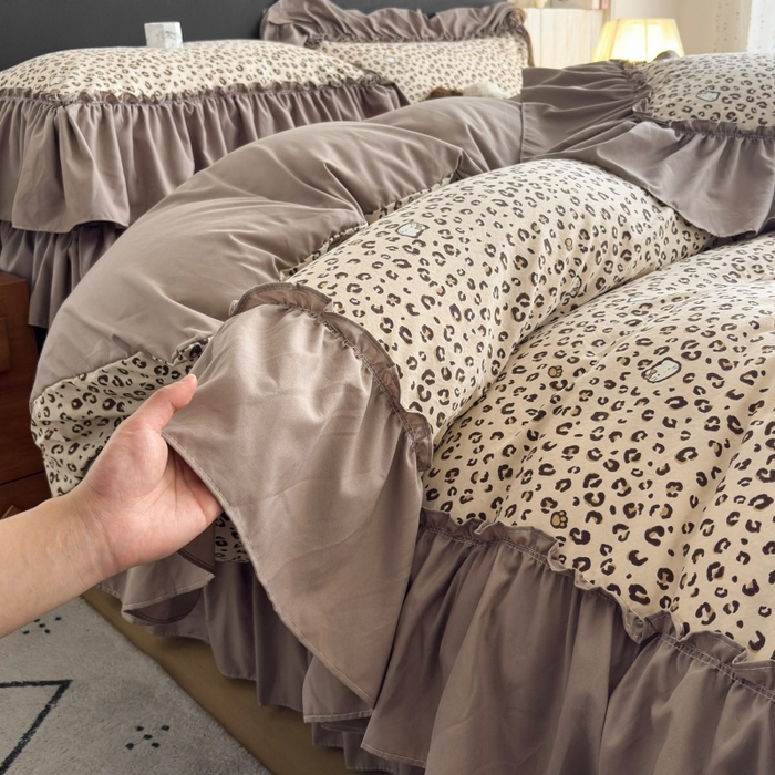 91家纺网 家纺一手货源 找家纺 铠畅 2026新款法式宽边水洗棉泡芙纱床盖款夏被四件套 赫本豹影