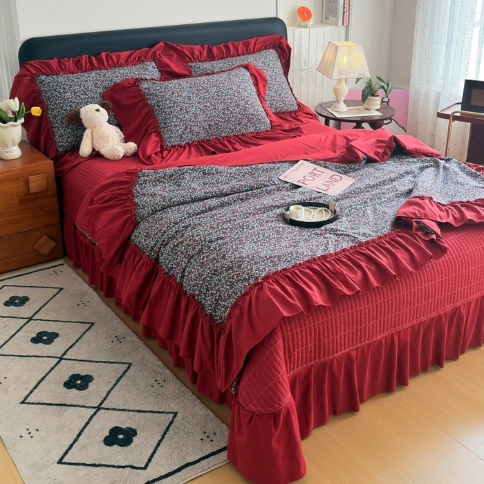 91家纺网 家纺一手货源 找家纺 铠畅 2026新款法式宽边水洗棉泡芙纱床盖款夏被四件套 红裙花影