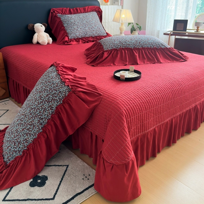 91家纺网 家纺一手货源 找家纺 铠畅 2026新款法式宽边水洗棉泡芙纱床盖款夏被四件套 红裙花影