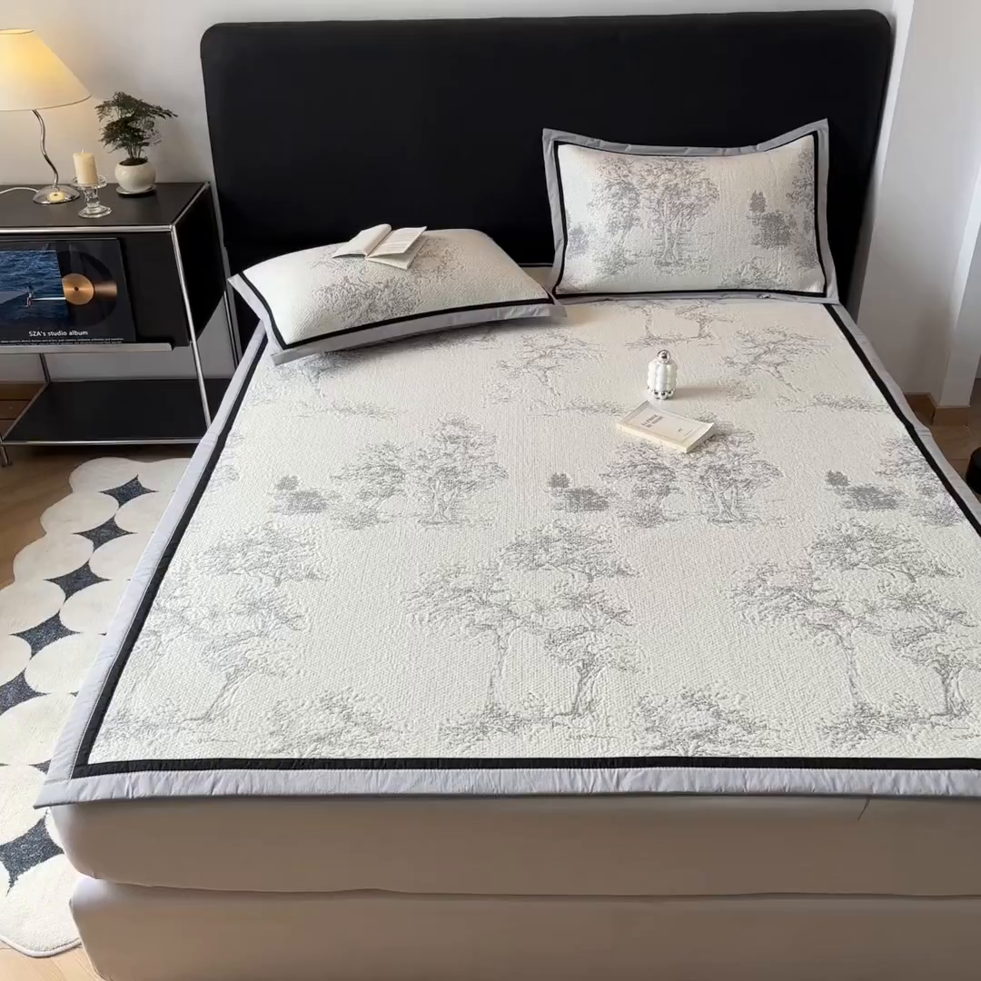 91家纺网 家纺一手货源 找家纺 雅居纺家纺 2026新款A类加厚三明治底黑边PE凉感席 梦影-灰