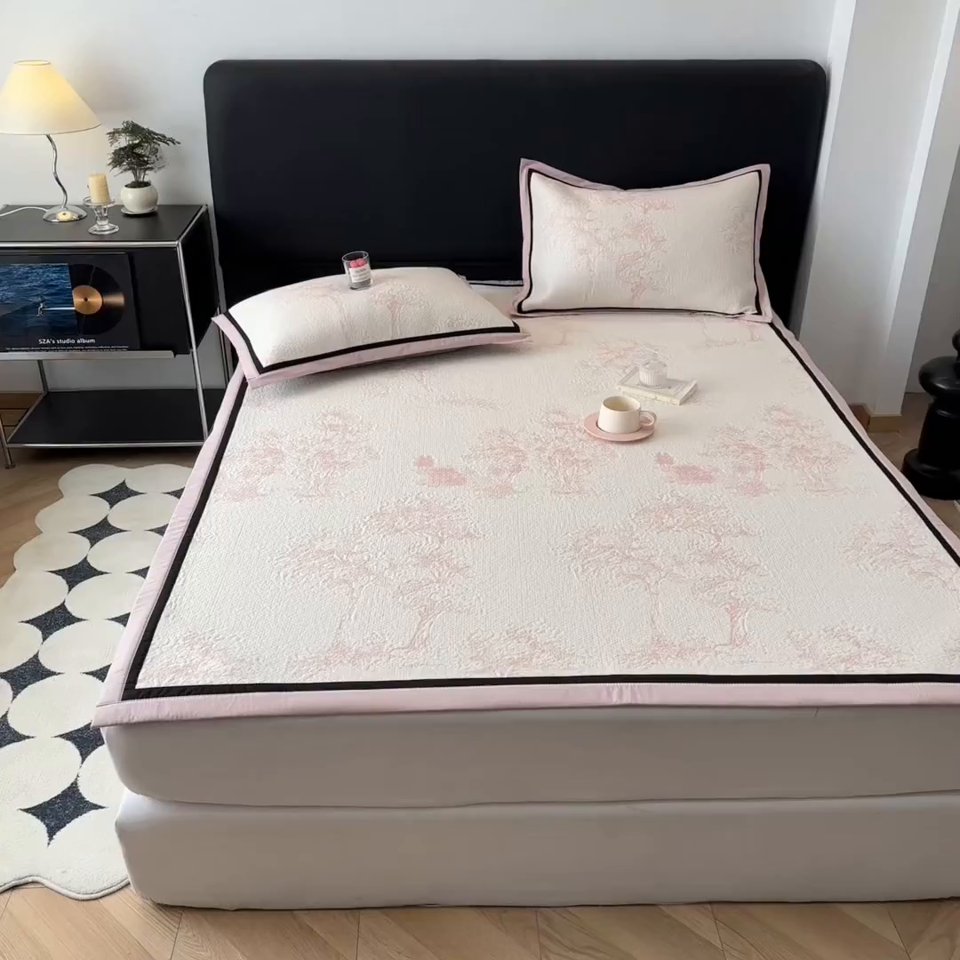 91家纺网 家纺一手货源 找家纺 雅居纺家纺 2026新款A类加厚三明治底黑边PE凉感席 梦影-粉