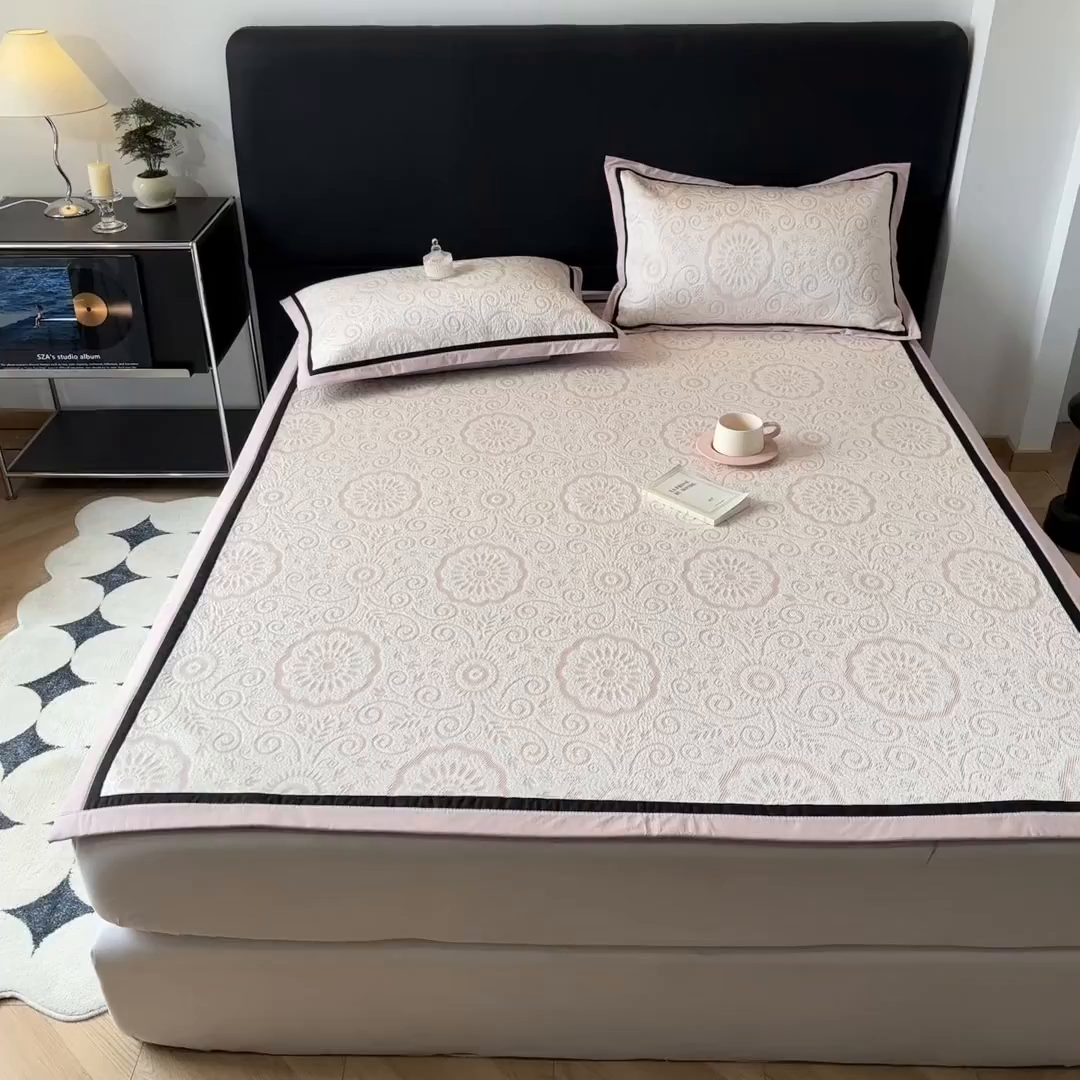 91家纺网 家纺一手货源 找家纺 雅居纺家纺 2026新款A类加厚三明治底黑边PE凉感席 圆舞-粉