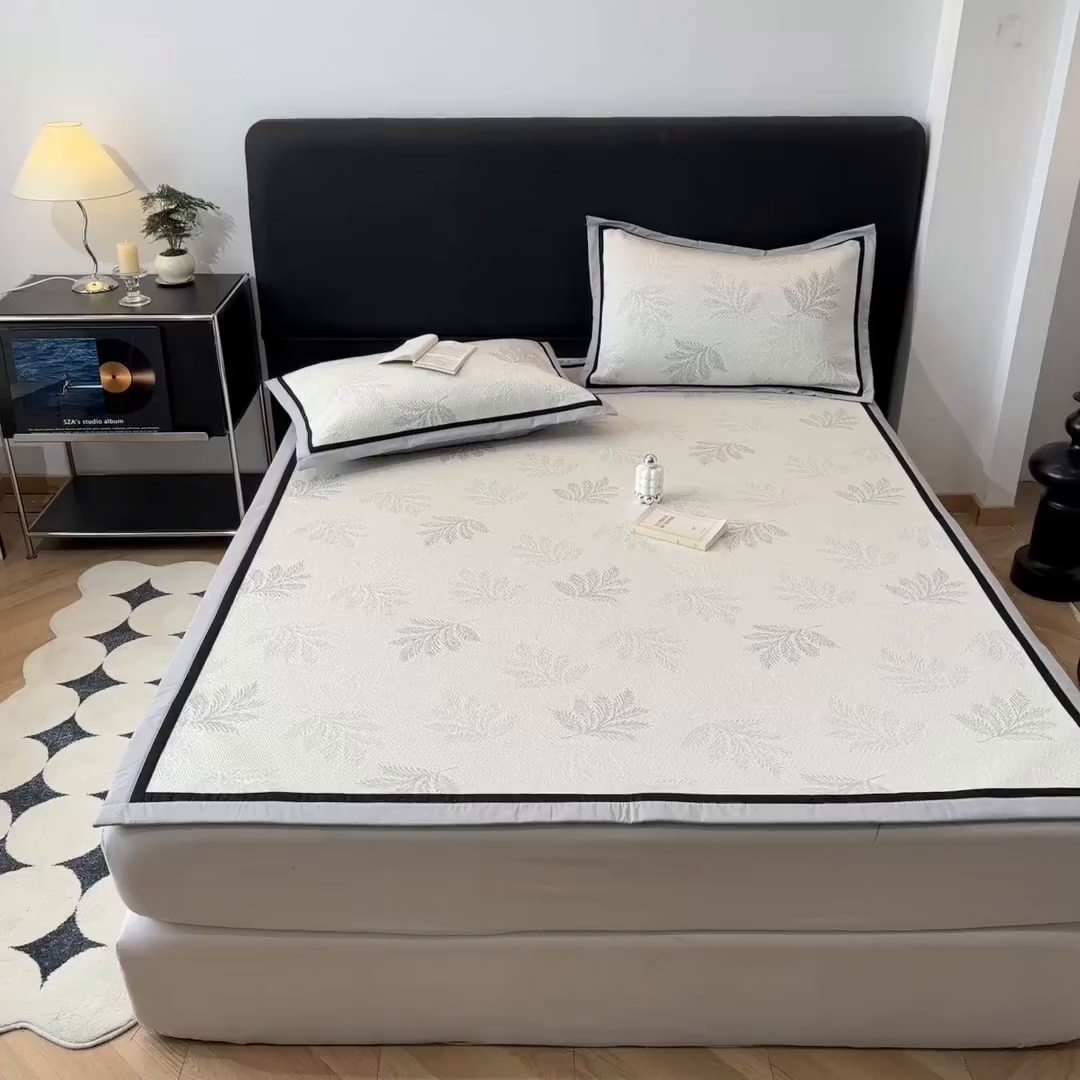 91家纺网 家纺一手货源 找家纺 雅居纺家纺 2026新款A类加厚三明治底黑边PE凉感席 枫叶-灰