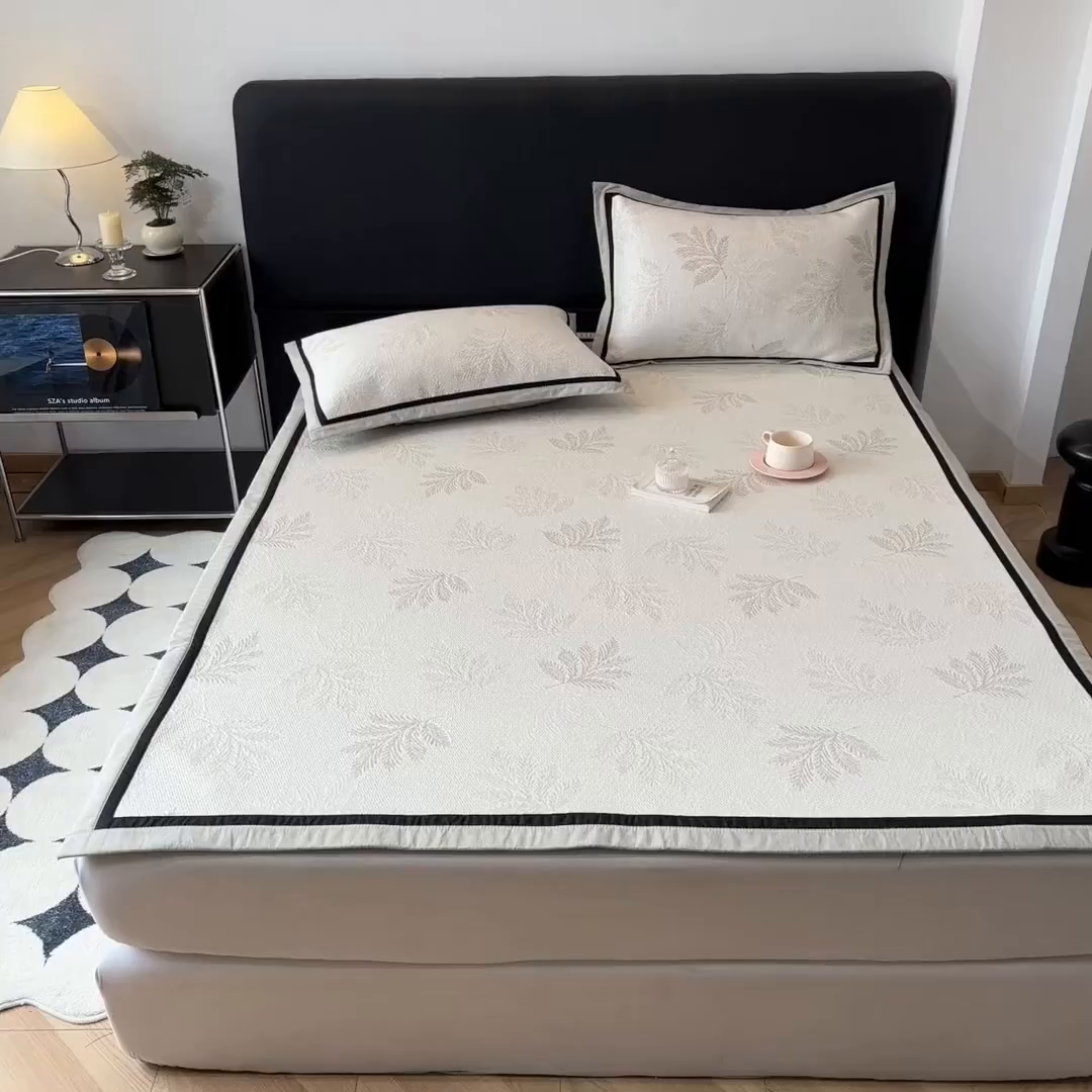 91家纺网 家纺一手货源 找家纺 雅居纺家纺 2026新款A类加厚三明治底黑边PE凉感席 枫叶-卡其