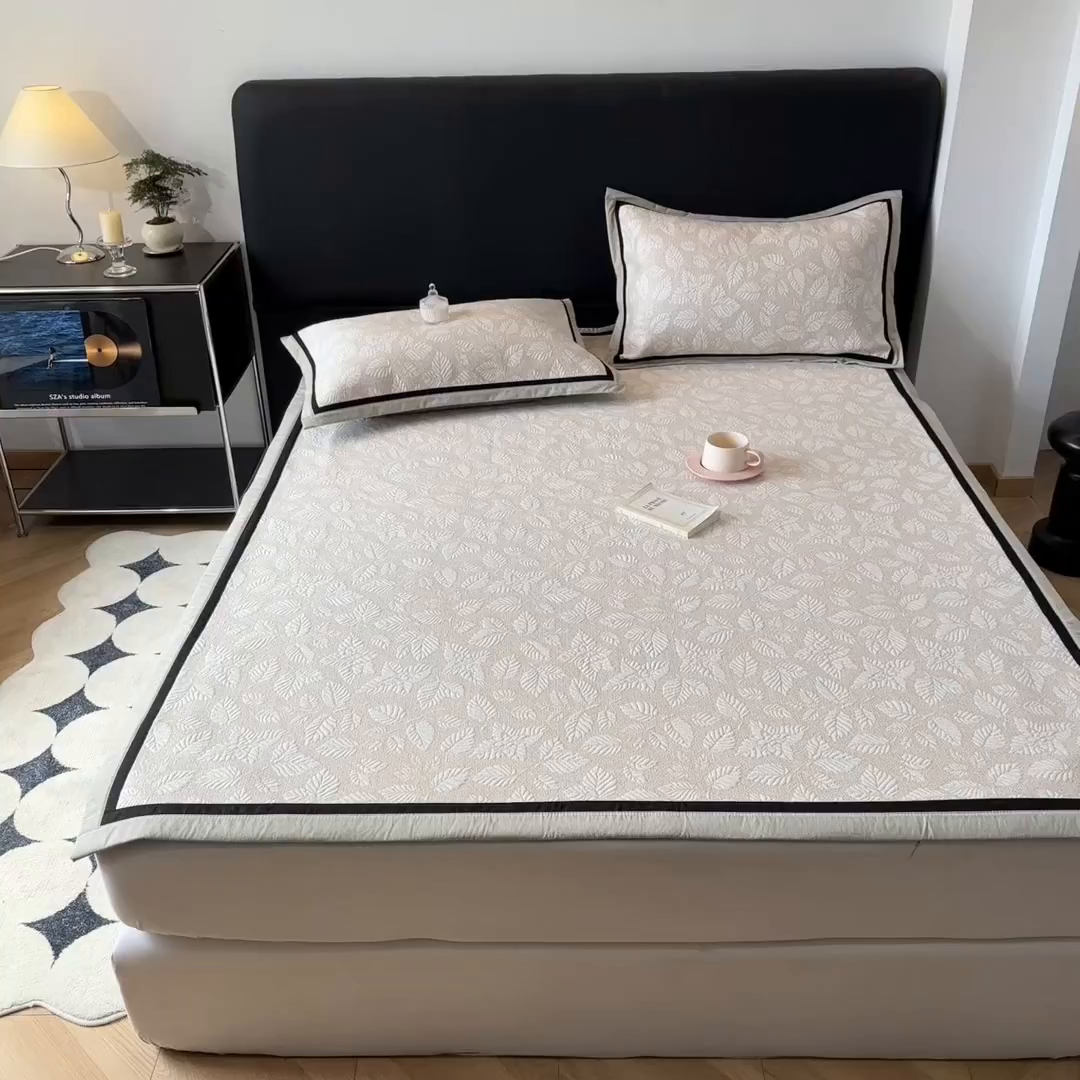 91家纺网 家纺一手货源 找家纺 雅居纺家纺 2026新款A类加厚三明治底黑边PE凉感席 叶韵-卡其