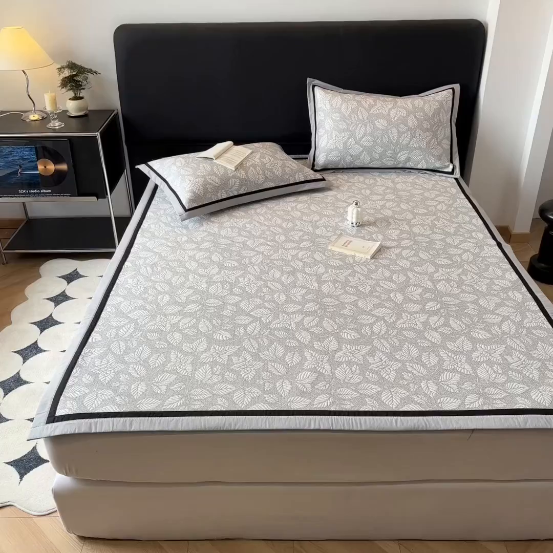 91家纺网 家纺一手货源 找家纺 雅居纺家纺 2026新款A类加厚三明治底黑边PE凉感席 叶韵-灰