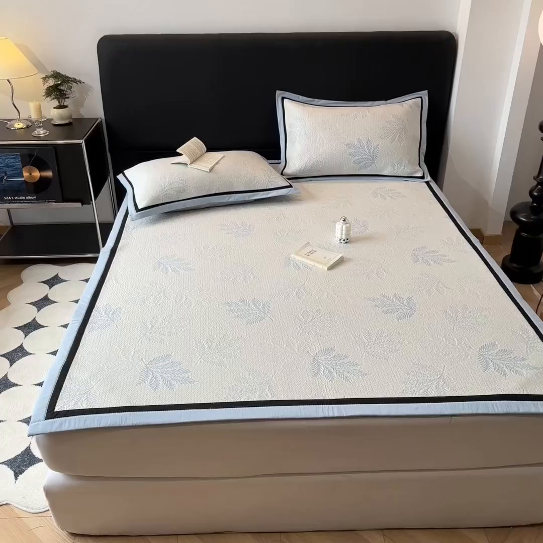 91家纺网 家纺一手货源 找家纺 雅居纺家纺 2026新款A类加厚三明治底黑边PE凉感席 枫叶-蓝