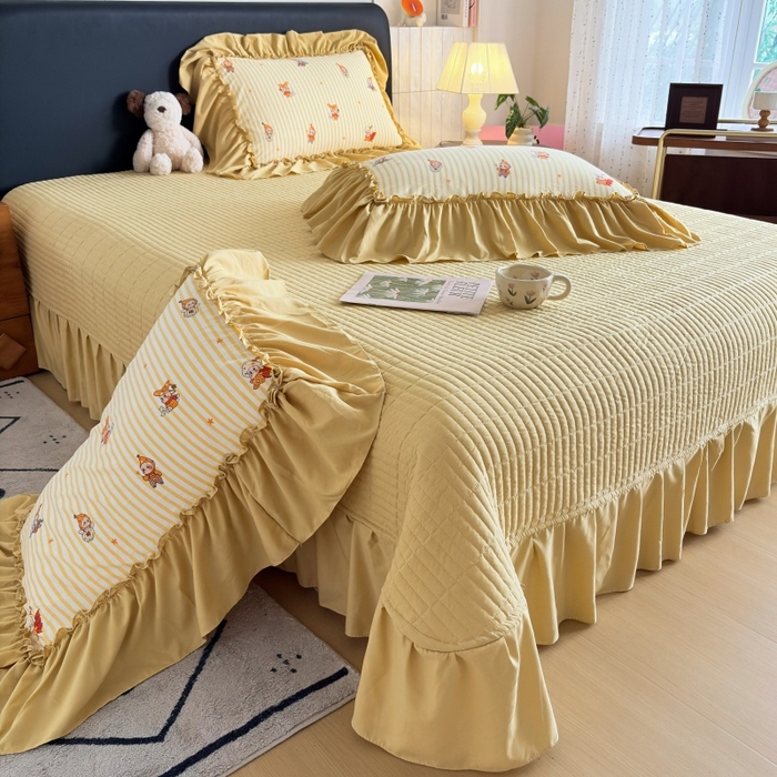 91家纺网 家纺一手货源 找家纺 铠畅 2026新款法式宽边水洗棉泡芙纱床盖款夏被四件套 黄条萌宠