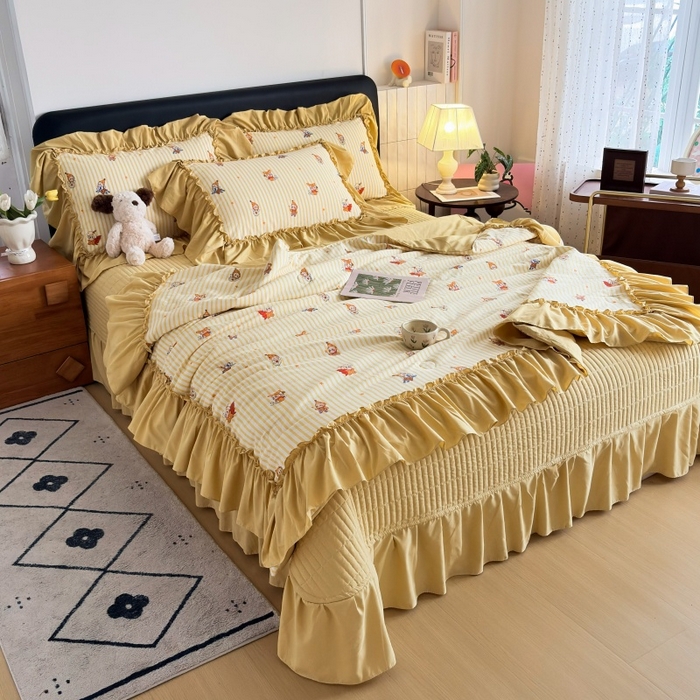 91家纺网 家纺一手货源 找家纺 铠畅 2026新款法式宽边水洗棉泡芙纱床盖款夏被四件套 黄条萌宠