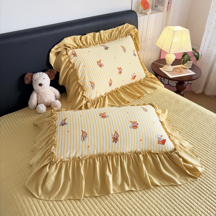 91家纺网 家纺一手货源 找家纺 铠畅 2026新款法式宽边水洗棉泡芙纱床盖款夏被四件套 黄条萌宠