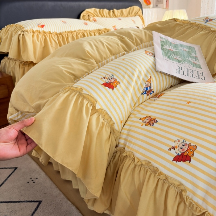 91家纺网 家纺一手货源 找家纺 铠畅 2026新款法式宽边水洗棉泡芙纱床盖款夏被四件套 黄条萌宠