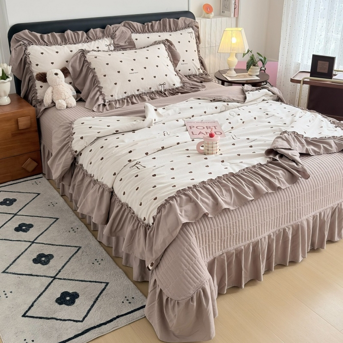 91家纺网 家纺一手货源 找家纺 铠畅 2026新款法式宽边水洗棉泡芙纱床盖款夏被四件套 咖调爱心