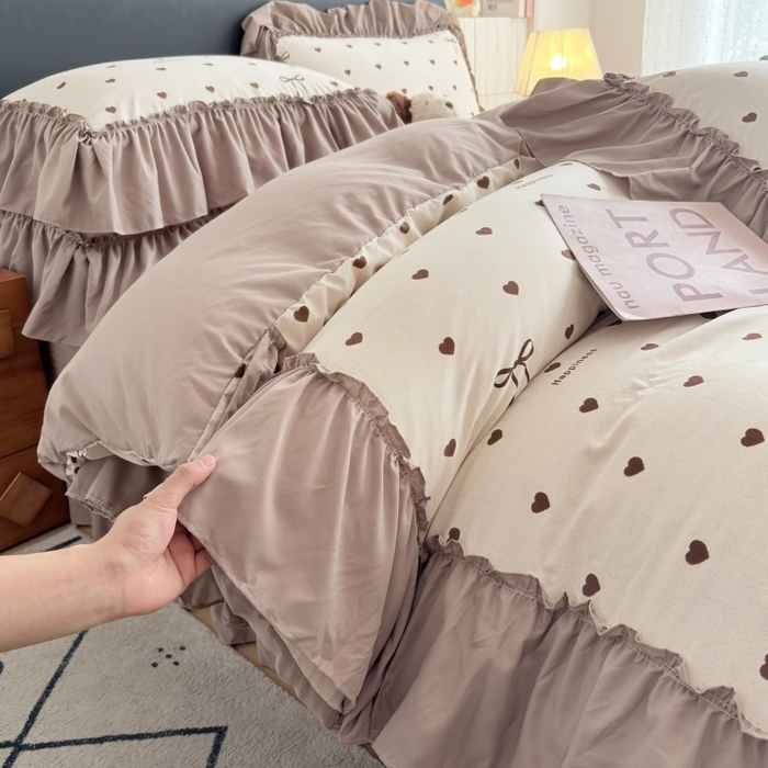 91家纺网 家纺一手货源 找家纺 铠畅 2026新款法式宽边水洗棉泡芙纱床盖款夏被四件套 咖调爱心