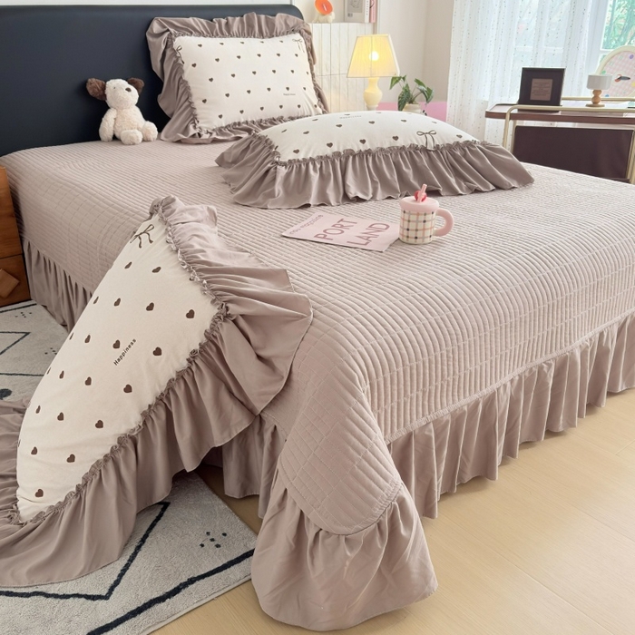 91家纺网 家纺一手货源 找家纺 铠畅 2026新款法式宽边水洗棉泡芙纱床盖款夏被四件套 咖调爱心