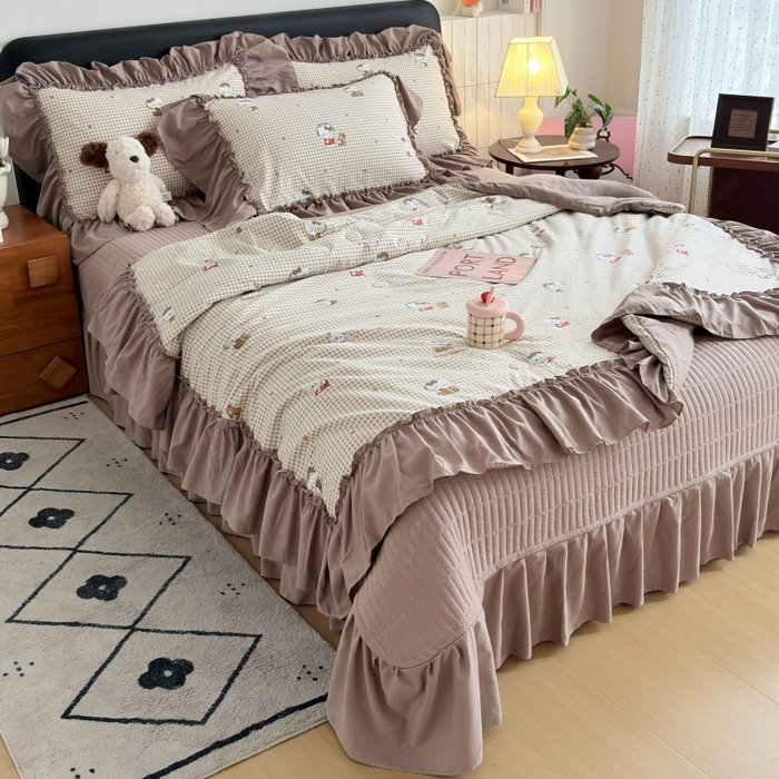 91家纺网 家纺一手货源 找家纺 铠畅 2026新款法式宽边水洗棉泡芙纱床盖款夏被四件套 奶咖kt