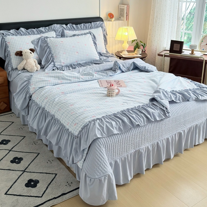 91家纺网 家纺一手货源 找家纺 铠畅 2026新款法式宽边水洗棉泡芙纱床盖款夏被四件套 奶蓝kt