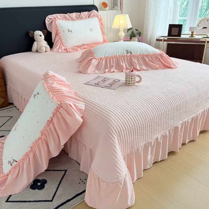 91家纺网 家纺一手货源 找家纺 铠畅 2026新款法式宽边水洗棉泡芙纱床盖款夏被四件套 桃心木马