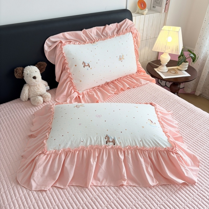 91家纺网 家纺一手货源 找家纺 铠畅 2026新款法式宽边水洗棉泡芙纱床盖款夏被四件套 桃心木马