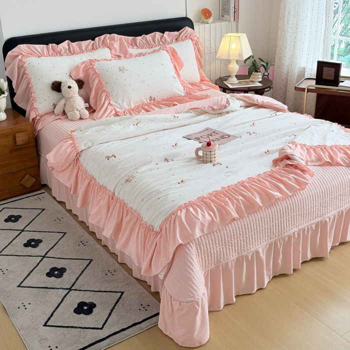 91家纺网 家纺一手货源 找家纺 铠畅 2026新款法式宽边水洗棉泡芙纱床盖款夏被四件套 桃心木马