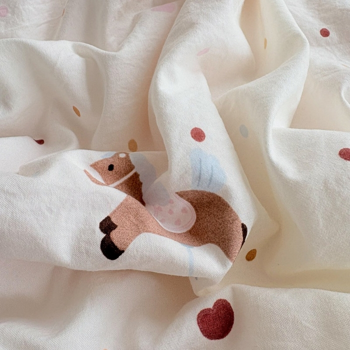 91家纺网 家纺一手货源 找家纺 铠畅 2026新款法式宽边水洗棉泡芙纱床盖款夏被四件套 桃心木马