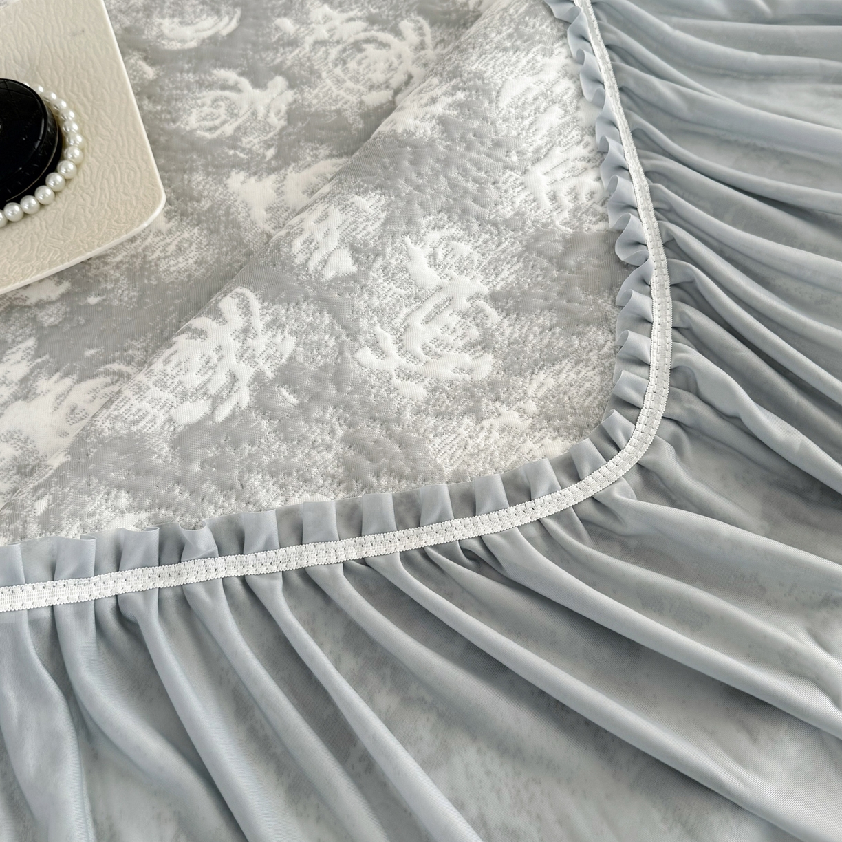 91家纺网 家纺一手货源 找家纺 雅居纺家纺 2026新款床裙款玫瑰系列凉感席 玫瑰-灰