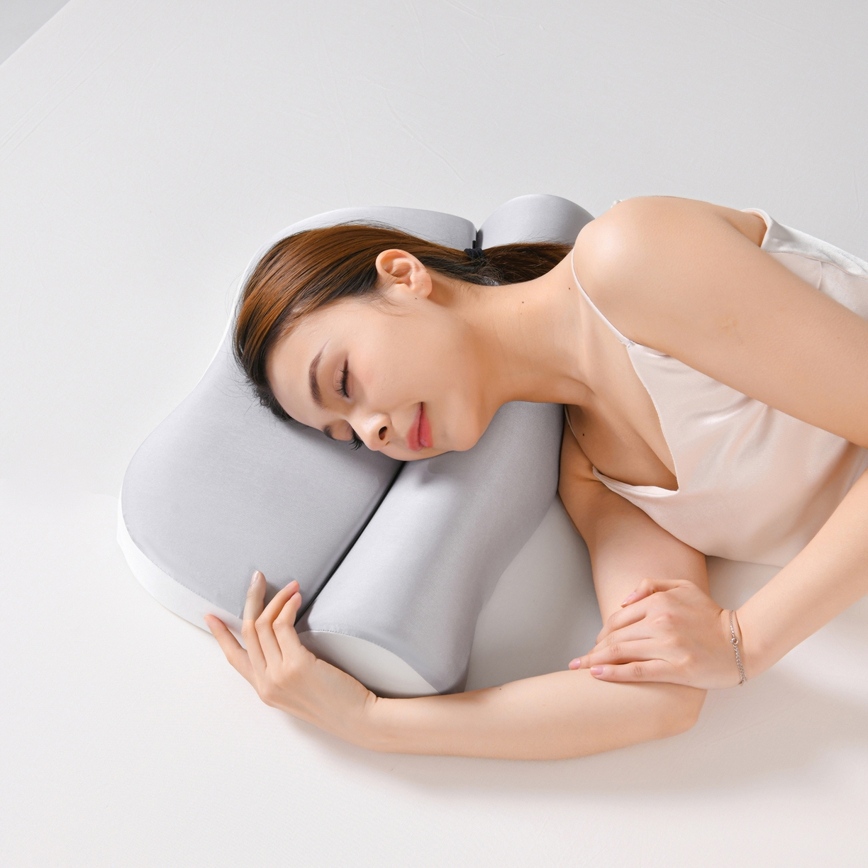 91家纺网 家纺一手货源 找家纺 珍贝家纺 【源头厂家】2026新款零压助眠深睡牵引枕二合一组合款记忆棉枕枕头枕芯 灰色