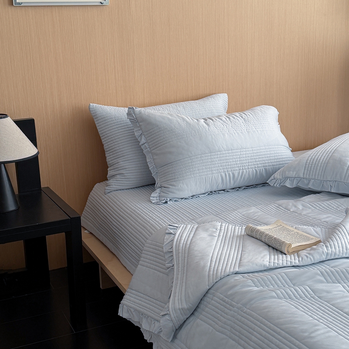 91家纺网 家纺一手货源 找家纺 漫调家纺 2026新款韩国莫代尔夏被床盖系列-花边款 海盐蓝