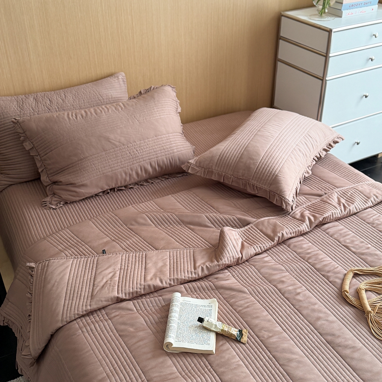 91家纺网 家纺一手货源 找家纺 漫调家纺 2026新款韩国莫代尔夏被床盖系列-花边款 可可暖棕